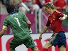 V ANCI. Fernando Torres, útoník panlska, v nadjné pozici ped italským