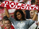 Polská fanynka v hlediti stadionu ve Vratislavi povzbuzuje polský tým v utkání