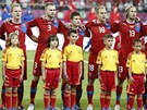 ESKÁ HYMNA. Fotbalisté ped dleitým zápasem proti Polsku.