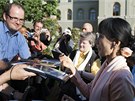 výcai vítají Su ij v Bernu a ádají ji o autogram (14. ervna 2012)