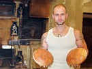 Pavel Krejí s proslulým kulatým chlebem z pekárny v Borové