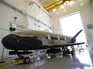 Miniraketoplán X-37B po přistání 16. 6. 2012 a odtažení do hangáru