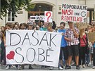 Nkolik stovek student Gymnázia Daická se selo ped Krajským úadem, aby...