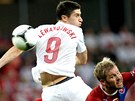 Polský útoník Robert Lewandowski ve vzduném souboji s eským záloníkem