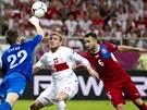 Polský branká Przemyslav Tyton v utkání mistrovství Evropy zasuje pedTomáem