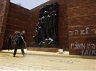 Pracovník istí památník Jad Vaem v Jeruzalém od nápis vytvoených nejspíe...