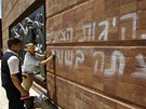 Pracovníci istí památník Jad Vaem v Jeruzalém od nápis vytvoených nejspíe...