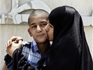 Matka jedenáctiletého Alího Hassana objímá svého syna po proputní z