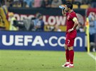 VYMYSLÍ NCO? Portugalský kapitán Cristiano Ronaldo se oberstvuje bhem zápasu