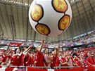 ERVENOBÍLÁ ZÁPLAVA. Dántí fanouci ekají na zápas proti Portugalsku.