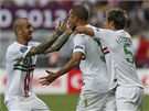 POJ SEM, TY KLUKU. Portugaltí fotbalisté blahopejí Pepemu ke vstelenému