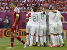 RADOST A SMUTEK. Zatímco Portugalci (v bílém) slaví druhý gól, Dánové smutní.