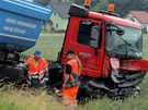 Nehoda kamionu a vozu pohební sluby v Losiné u Plzn. Jeden lovk na míst...