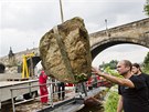 Vyzvednutí historických kamenných kvádr z vltavského behu pro výstavu Staletí