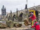 Vyzvednutí historických kamenných kvádr z vltavského behu pro výstavu Staletí