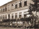 Snmek z roku 1928, kdy Josef Valk chodil do lanovsk koly. Na fotografii...