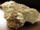 Krásnoit - sekundární minerál na kemeni.