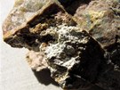 Krásnoit - sekundární minerál na kemeni.