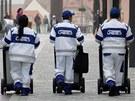 Metai technických slueb v Chebu mají nové uniformy a vozíky.