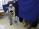 Mu odchází zpoza hlasovací plenty v Aténách (17. ervna 2012)