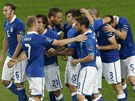 ITÁLIE JDE DO VEDENÍ. Italtí fotbalisté se radují z gólu Antonia Cassana.