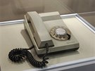 Muzeum historie spolenosti Samsung - první telefon Samsung (SS-7001)