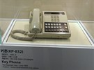 Muzeum historie spolenosti Samsung - první tlaítkový telefon Samsung (KP-832)
