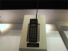 Muzeum Samsung - první mobilní telefon Samsung SH-100 (1988)