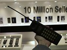 Muzeum Samsung - první mobilní telefon znaky SH-100 (1988)