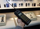 Muzeum Samsung - první mobilní telefon znaky SH-100 (1988)