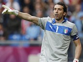 POSUTE SE. Italsk brank Gianluigi Buffon diriguje spoluhre bhem zpasu s