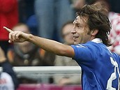 ITALSK ZKUENOST. Zlonk Andrea Pirlo se raduje z glu proti Chorvatsku.