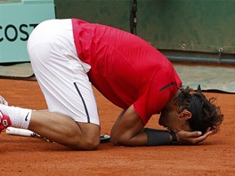 DOJAT AMPION. Rafael Nadal je prvnm tenistou, kter sedmkrt ovldl Roland