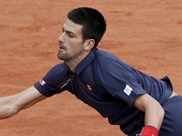Novak Djokovič dobíhá míč ve finále Roland Garros.