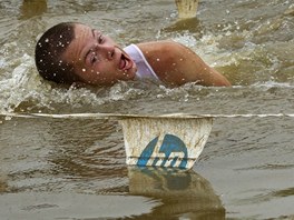 První roník World Famous Mud Run se konal ped patnácti lety a zúastnila se...