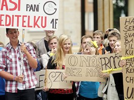 Nkolik stovek student Gymnázia Daická se selo ped Krajským úadem, aby...