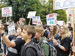 Nkolik stovek student Gymnázia Daická se selo ped Krajským úadem, aby...