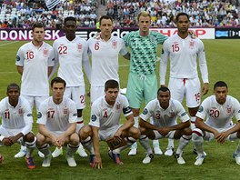 SPOLENÉ FOTO. Fotbalisté Anglie pózují ped výkopem zápasu mistrovství Evropy...