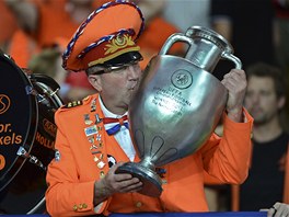 TOHLE VYHRAJEME. Nizozemský fanouek replikou poháru ukázal, e ví v triumf...