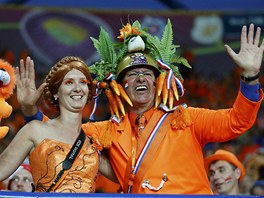 VYPARÁDNÍ. Nizozemtí fanouci se na zápas proti Nmecku ádn vymódili.
