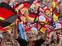 A JE TAM! Fanouci Nmecka se radují z gólu na veejné projekci v Berlín.