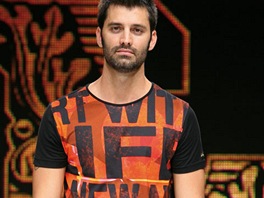 Kolekci Desigual by L. pro sezonu jarolto 2012 navrhl francouzsk nvrh...