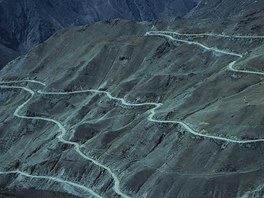 Silnice v údolí eky Nu iang, Tibet. Odlehlé, více ne 300 km dlouhé, drsné...