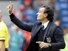 DIRIGENT. Cesare Prandelii kouuje fotbalisty Itálie v utkání s Chorvatskem.