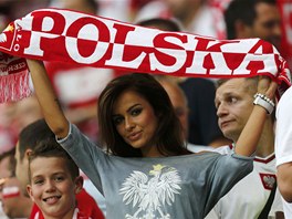 POLSKÁ KRÁSKA. Fanynka polské reprezentace ochotn pózuje fotografovi.