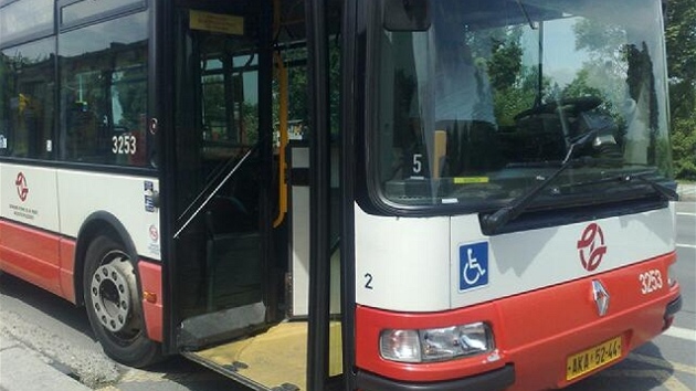 Autobus zstal po nehod stát v zastávce.