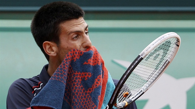 CO NA NJ VYMYSLM? Novak Djokovi ve finle Roland Garros dum jak by porazil Rafaela Nadala.