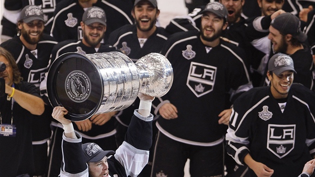 astní hrái Los Angeles sledují, jak jejich kapitán Dustin Brown zvedá...