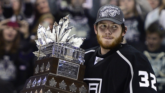 Brank�� Los Angeles Jonathan Quick s trofej� pro neju�ite�n�j��ho hr��e...