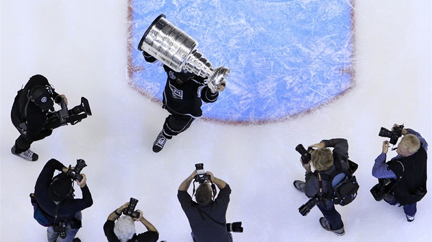 V ZAJETÍ FOTOGRAF. Jarret Stoll z Los Angeles pózuje se Stanleyovým pohárem...